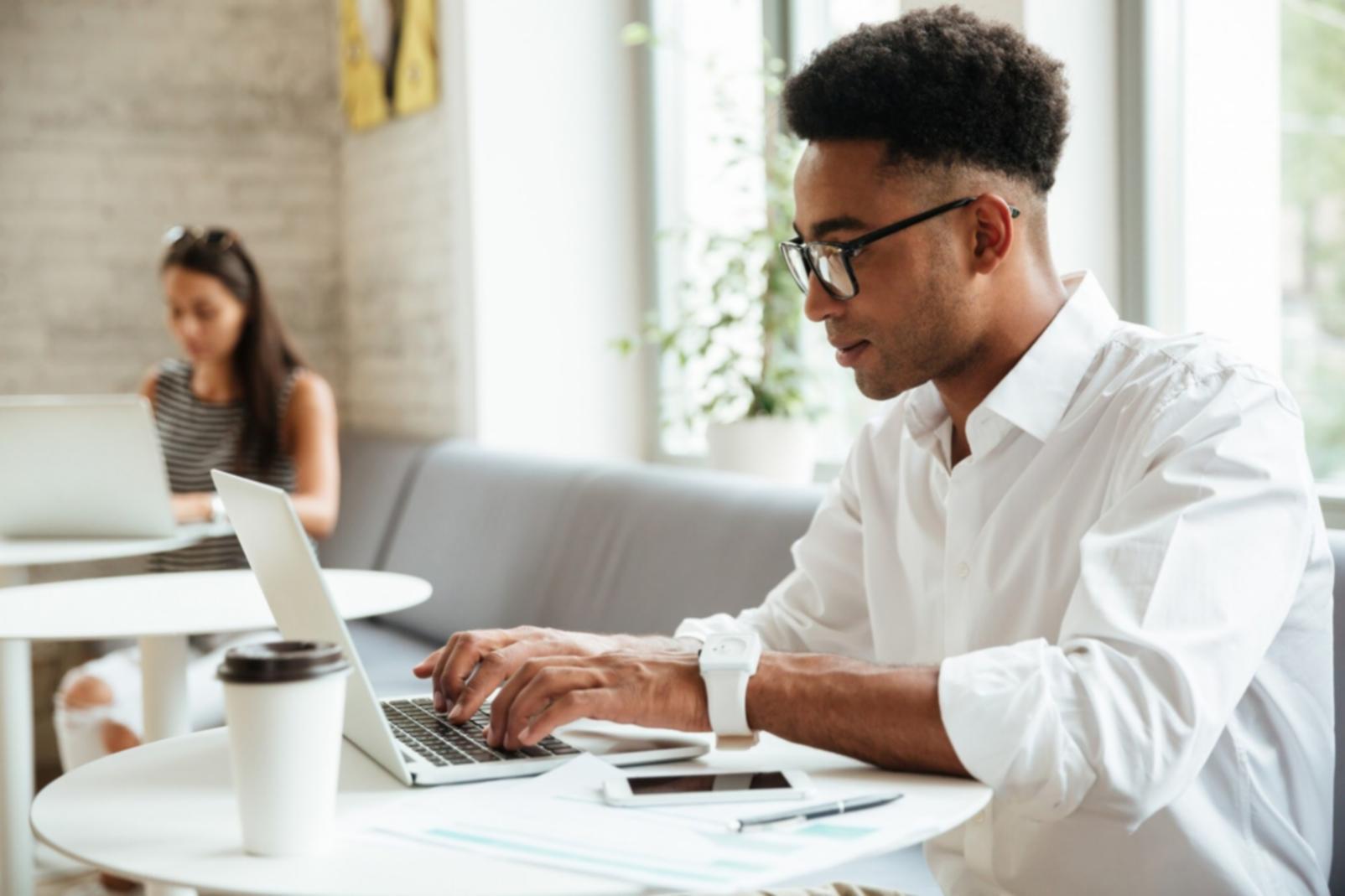 Équipe d'experts travaillant sur des solutions de conteneurisation