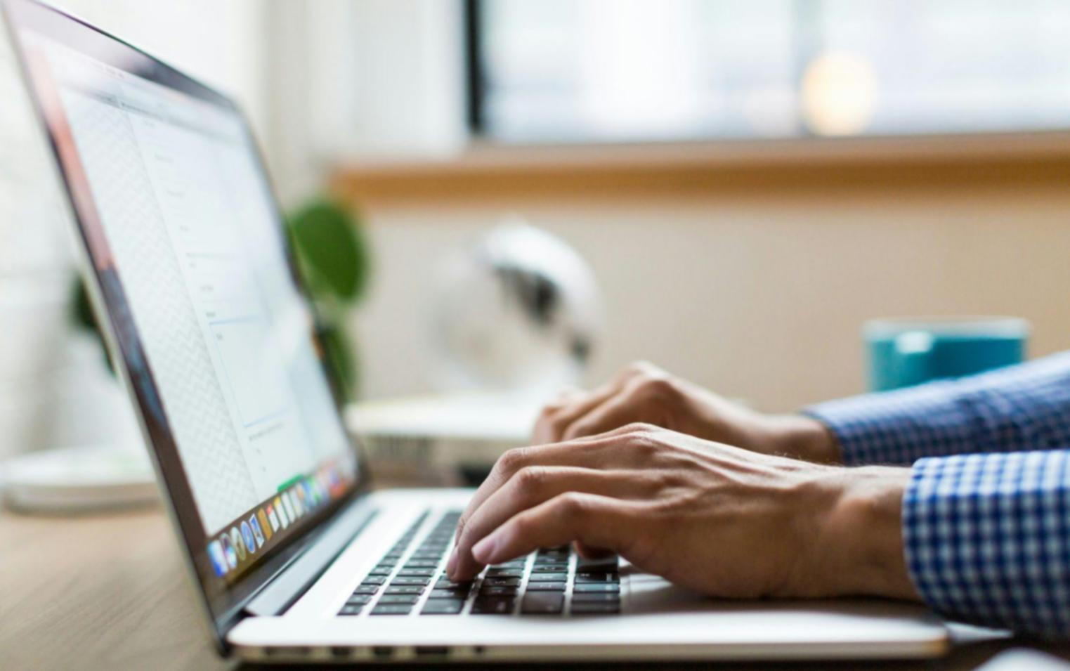 Équipe travaillant sur des projets de conteneurisation